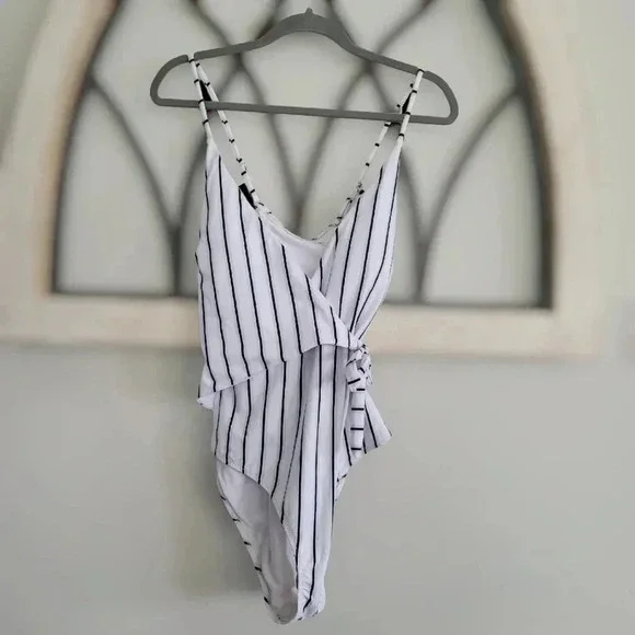 Cupshe Black White Striped One Piece Bathing Suit Sz XL - Picture 4 of 8